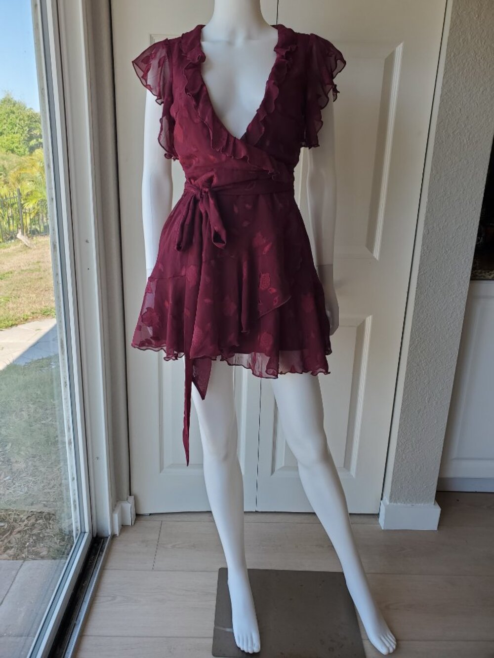 Lucy In The Sky Merlot Wrap Mini Floral Ruffle Dress Size Medium - Picture 2 of 11